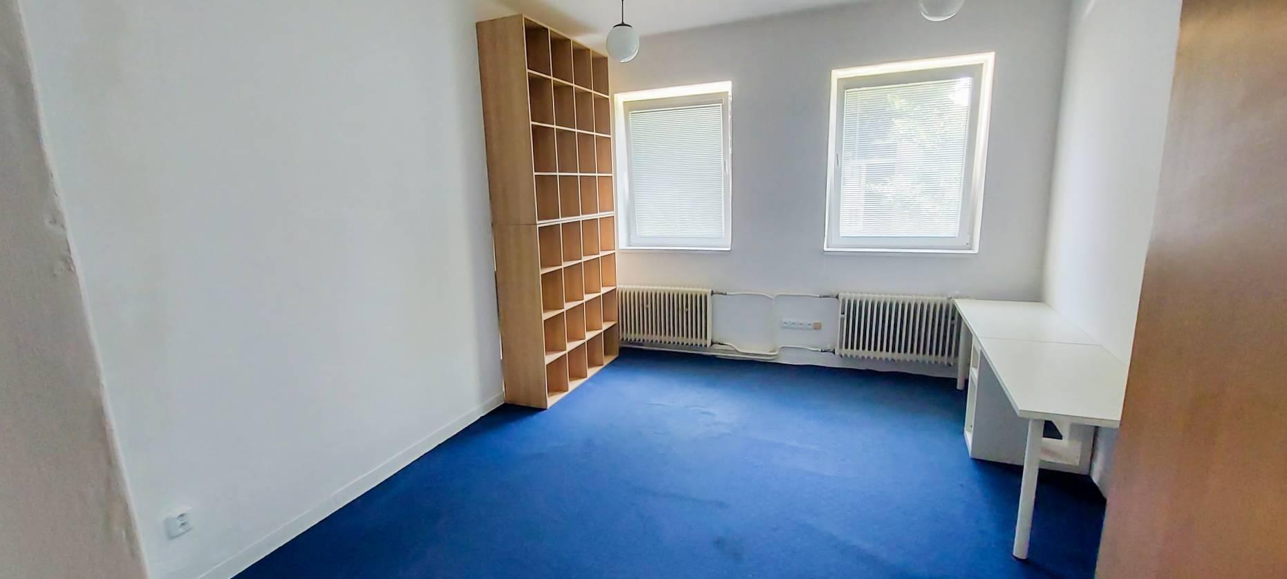 Na prenájom kancelária, 19 m², Herlianska ulica, Ružinov, ihneď voľná