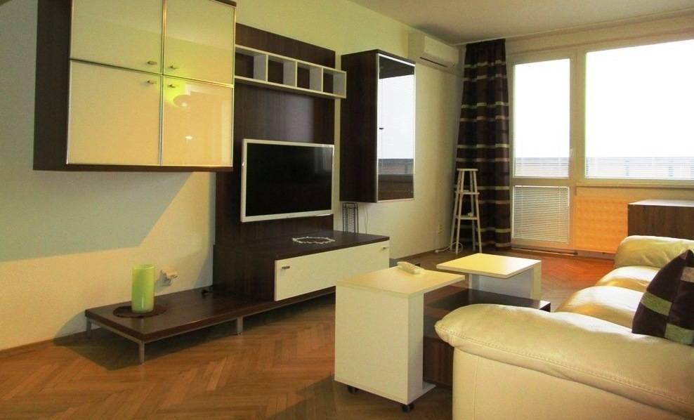 REZERVOVANÉ! Prenájom veľký 2 izbový byt 67m2 s dvomi balkónmi Nitra