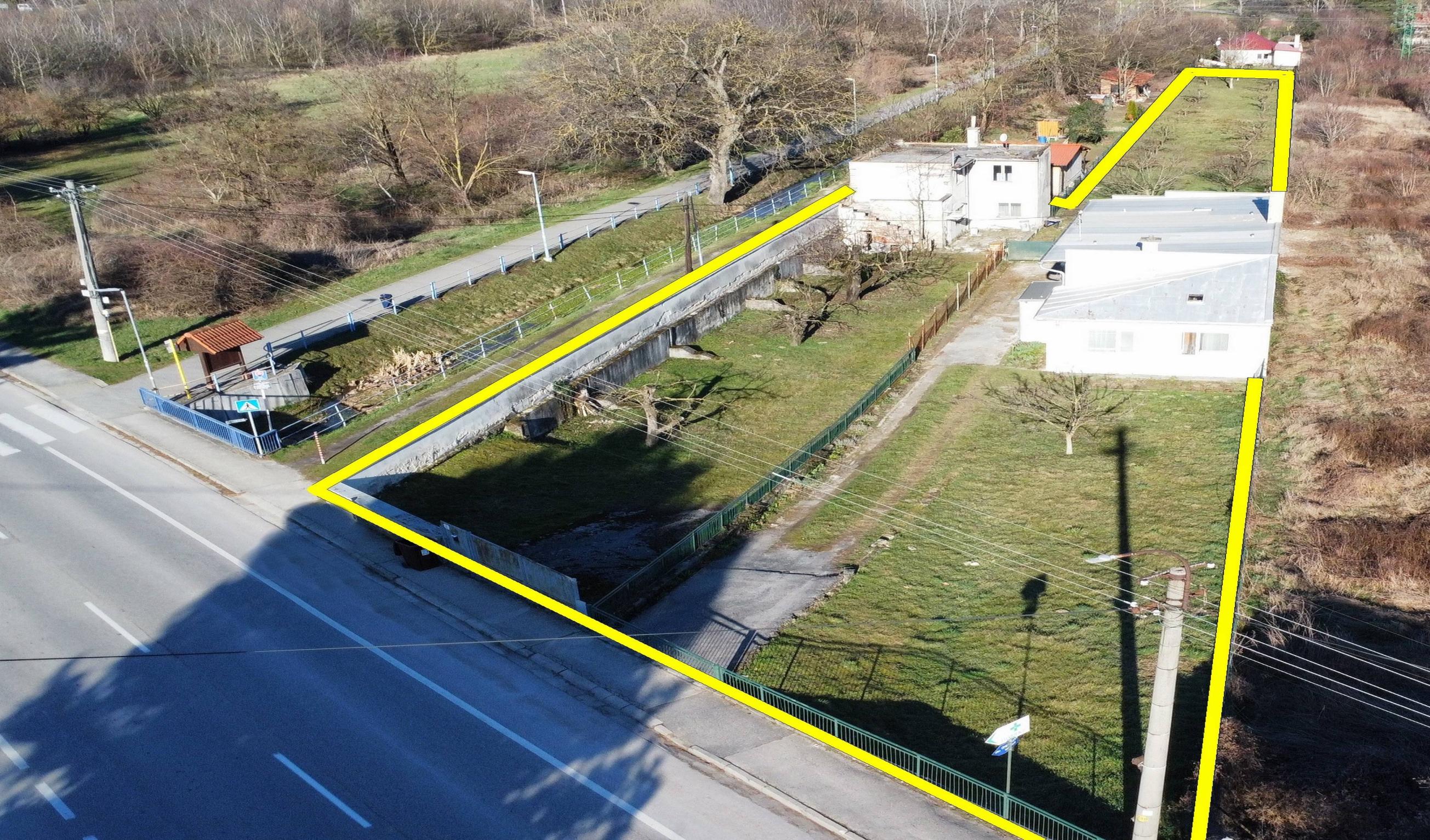 EXKLUZÍVNE – INVESTIČNÝ POZEMOK 2 700 m² | BANKA PRI PIEŠŤANOCH | SOCIÁLNE SLUŽBY, OBČIANSKA VYBAVENOSŤ, BÝVANIE