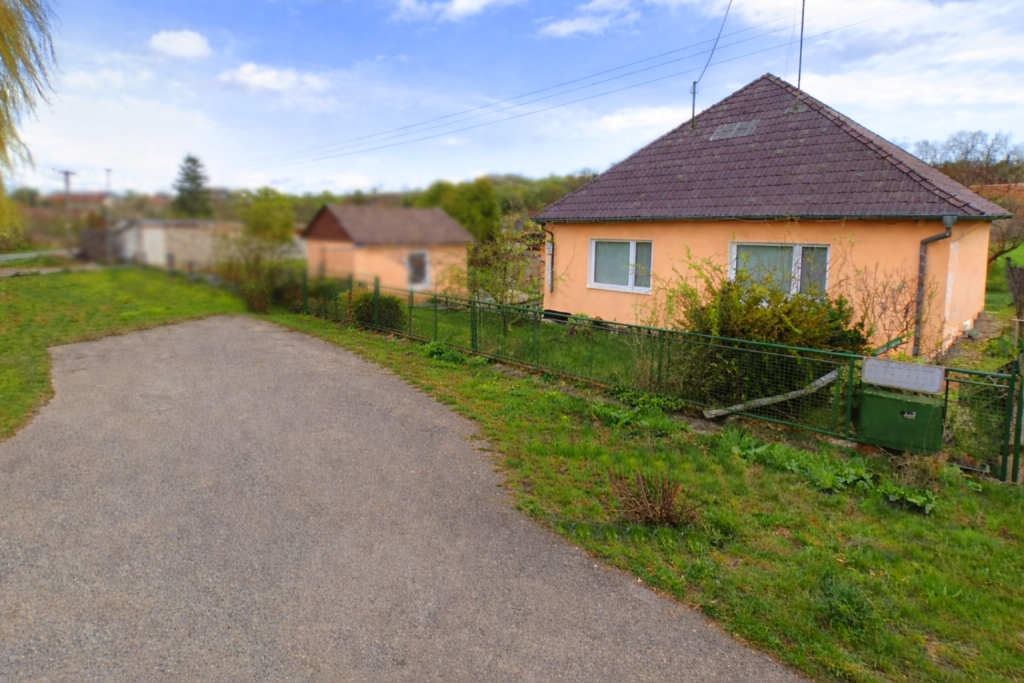 Rodinný dom s 13 árovým pozemkom, Cabaj - Nitra