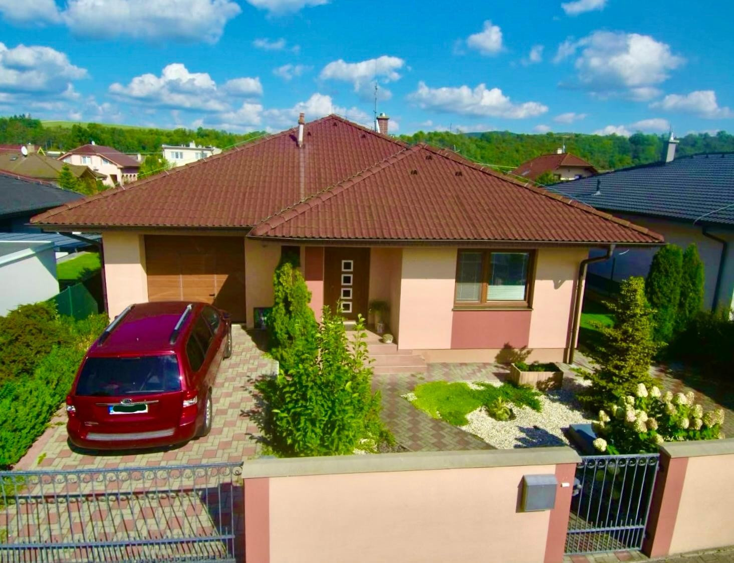 Iba u nás:  Na predaj Zariadený Hotový BUNGALOV, garaz, vysadba v dokoncenej zabyvanej lokalite, pri Piešťanoch (6 km)