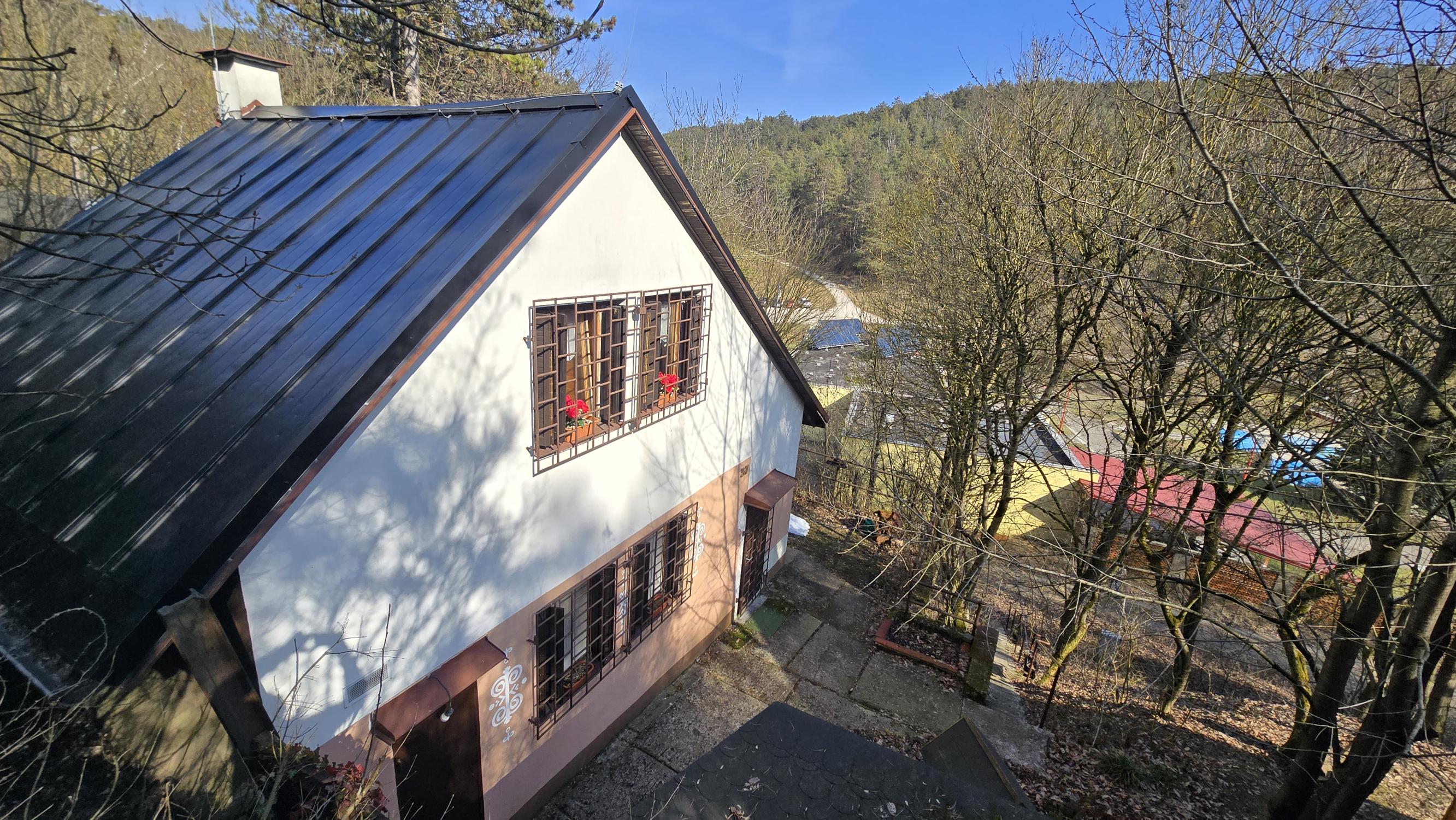 Rekreačný dom – murovaná chata s krbom, kanalizáciou a novou strechou, Dobrá Voda