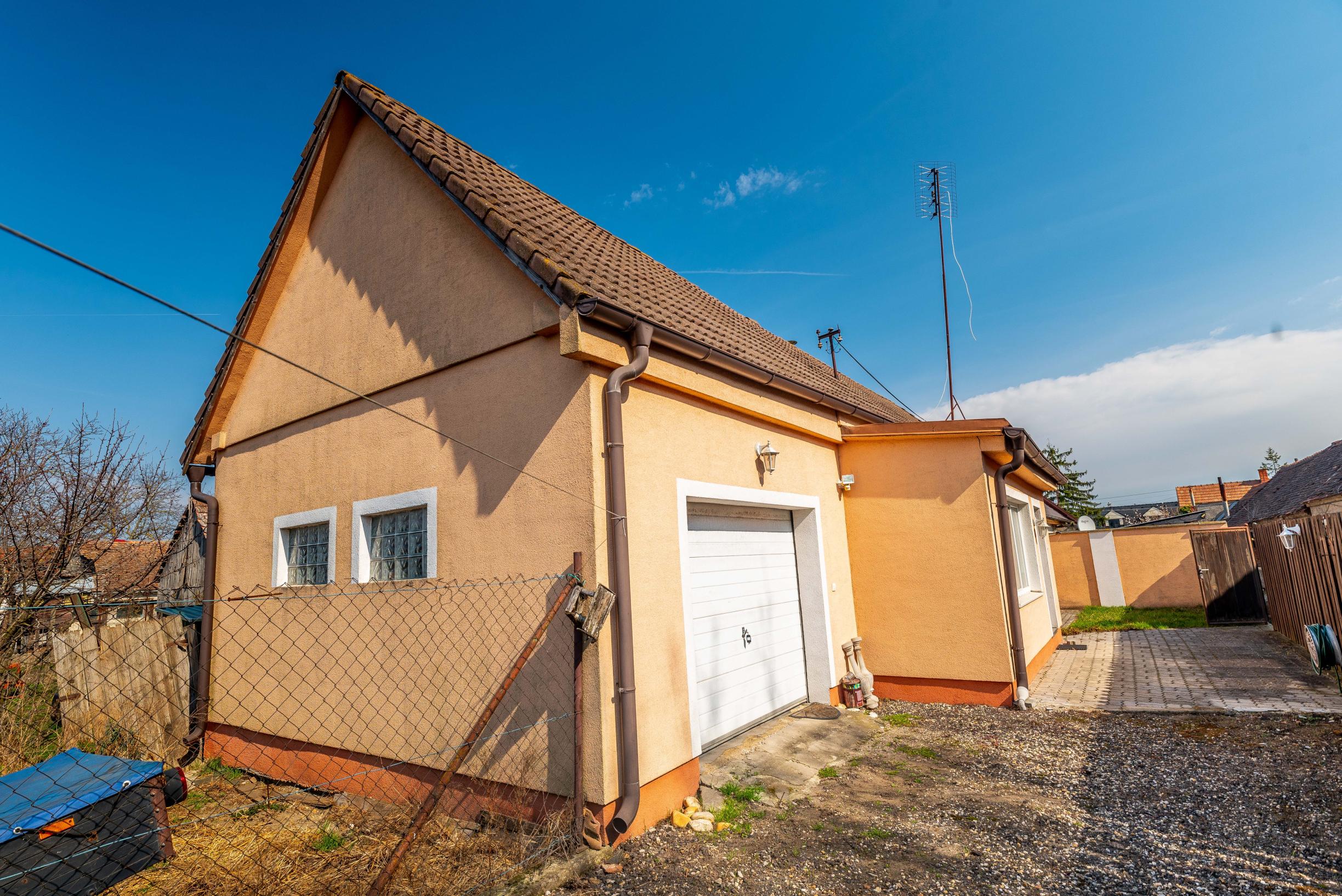 Útulný rodinný dom s garážou a krbom v pokojnej obci Závod – len 45 km od Bratislavy