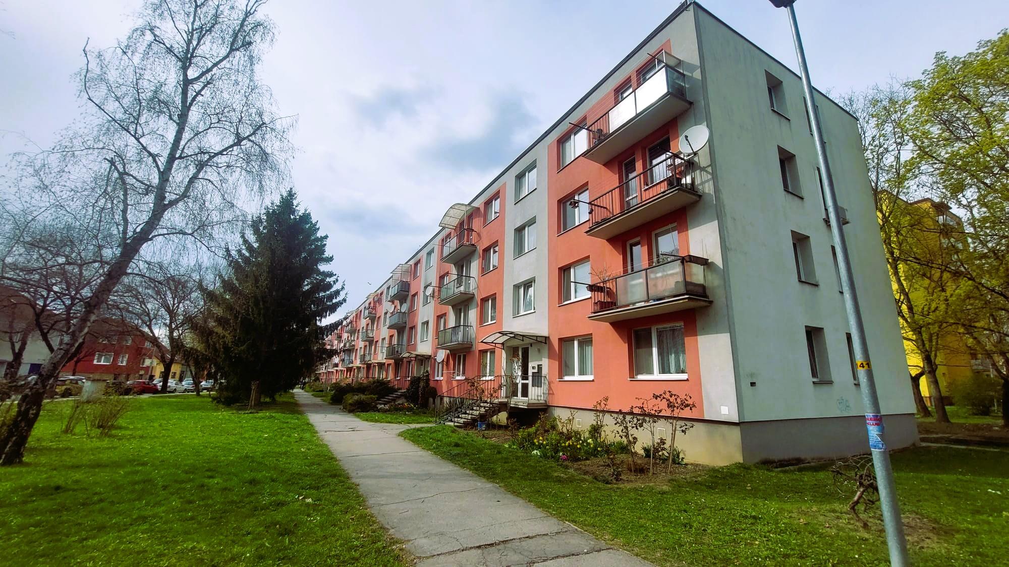 Svetlý 2-izbový byt s balkónom v žiadanej lokalite – Staničná ulica, Piešťany – 49,3 m²