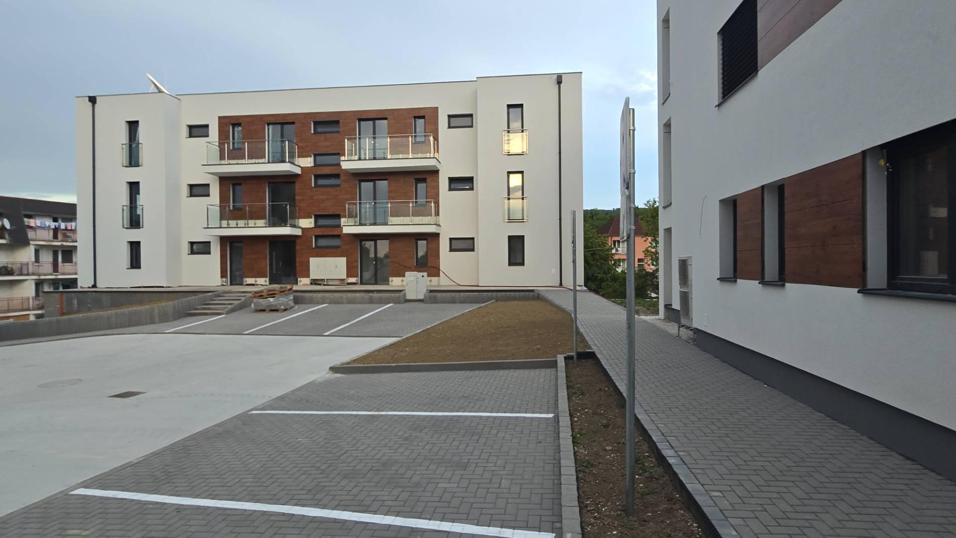 3i BYT 70m² balkón 5m², garáž + parkovacie miesto, novostavba BANKA