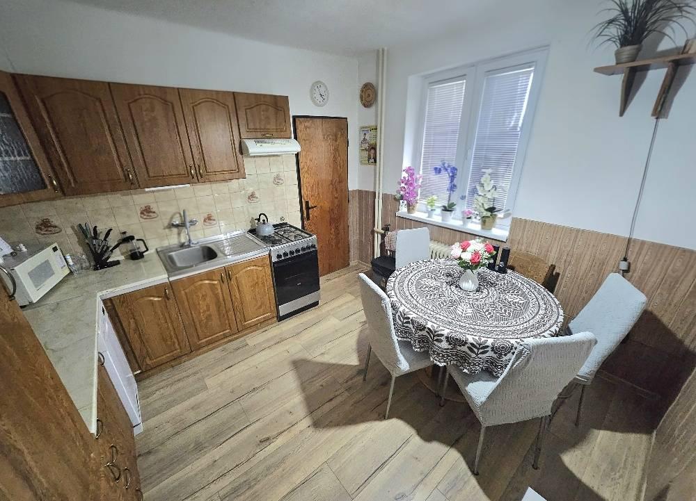 RODINNÝ DOM - HORNÉ OZOROVCE-POZEMOK 566 m2- 3,5 IZBOVÝ/ GARÁŽ