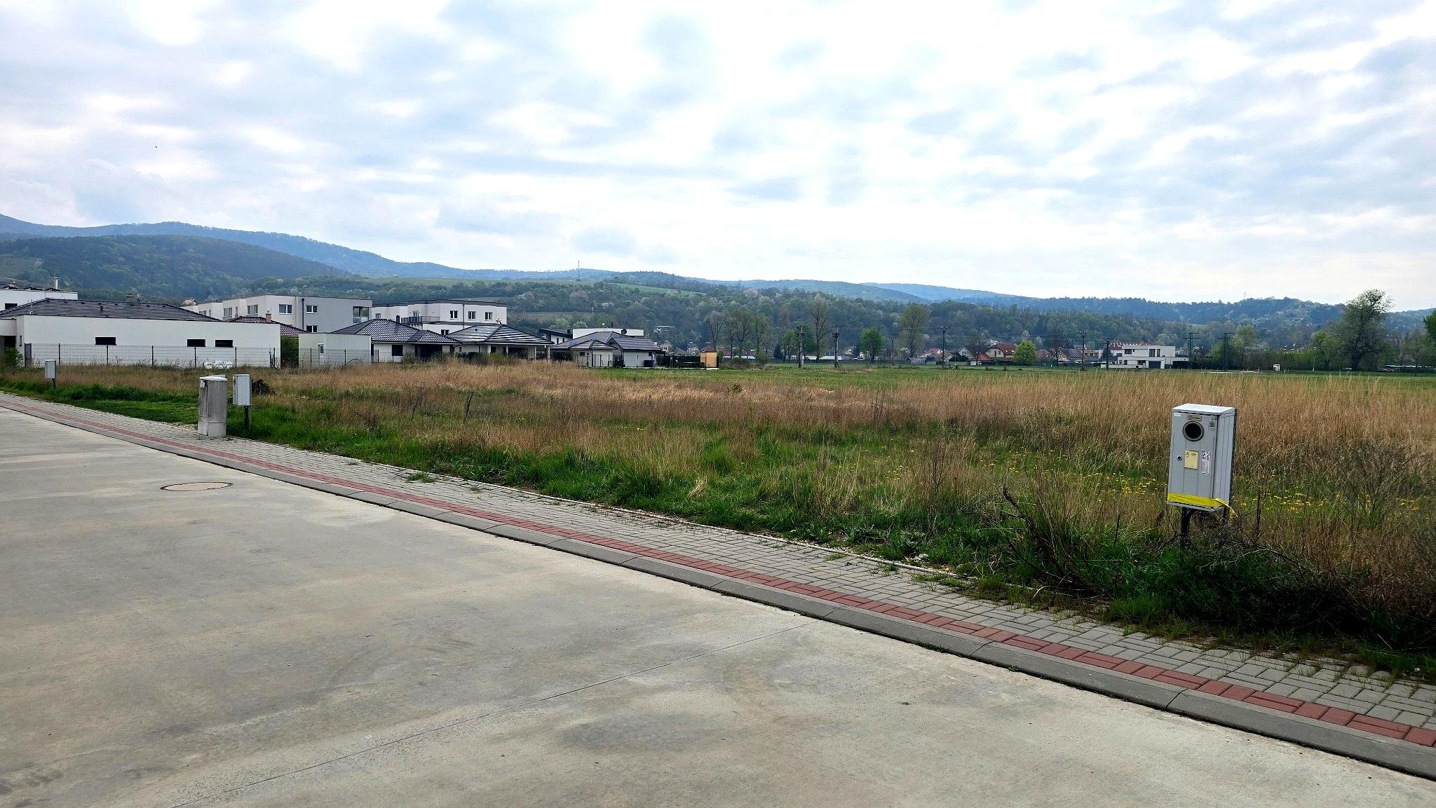Pozemok s platným stavebným povolením na dvojdom – Banka pri Piešťanoch, 470 m²