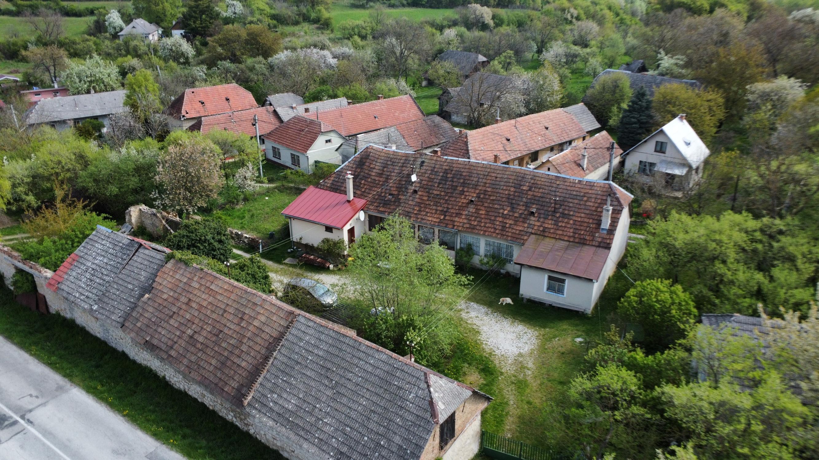 Prašník – Grnča | Malebná chalupa so stodolou a pozemkom 1 616 m²