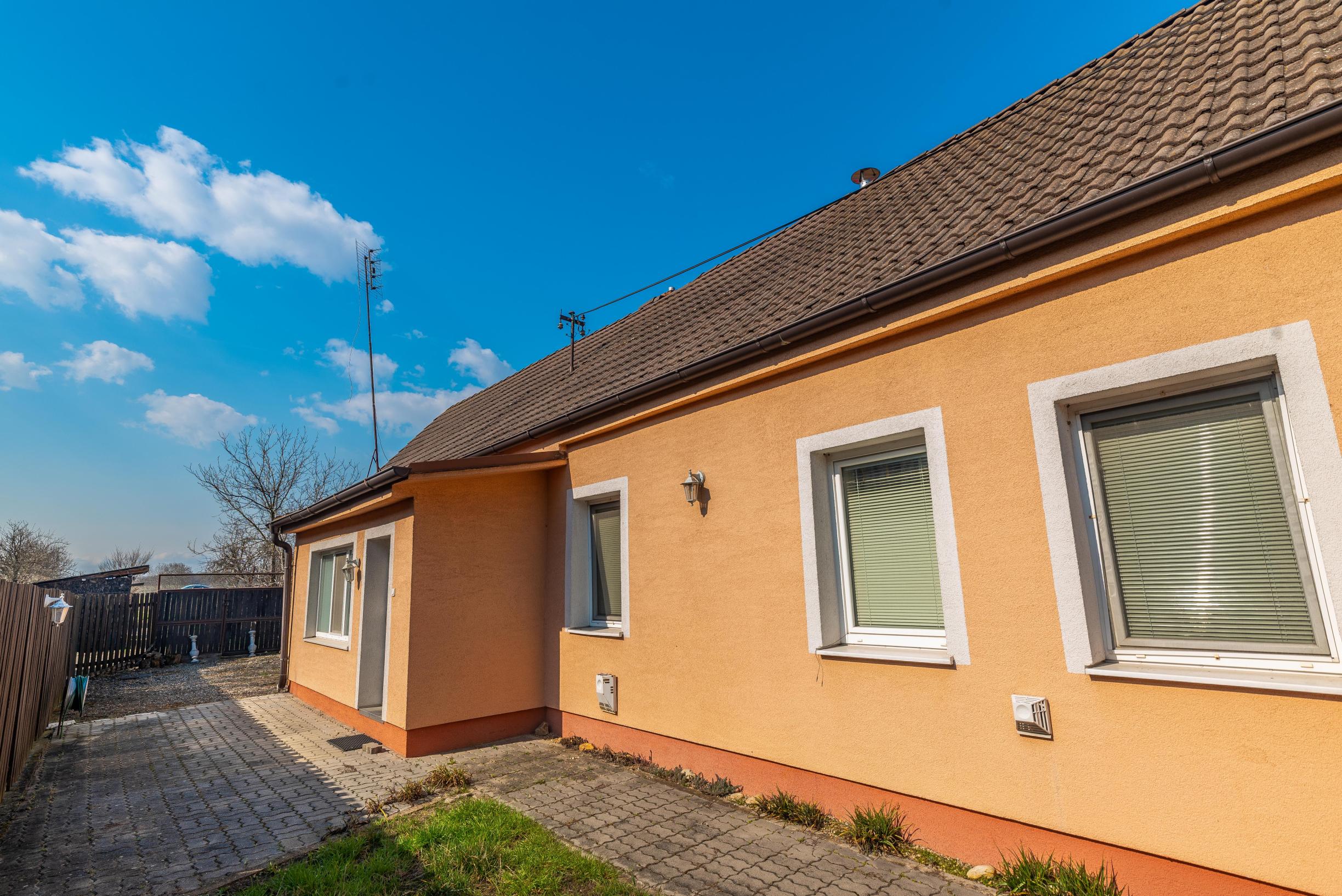 Útulný rodinný dom s garážou a krbom v pokojnej obci Závod – len 45 km od Bratislavy