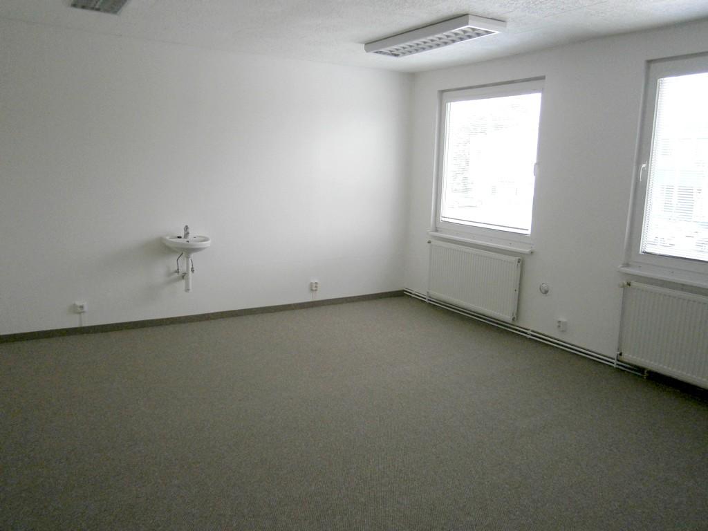 Prenájom kancelárskych priestorov-31m2, Vrbovská Cesta, Piešťany