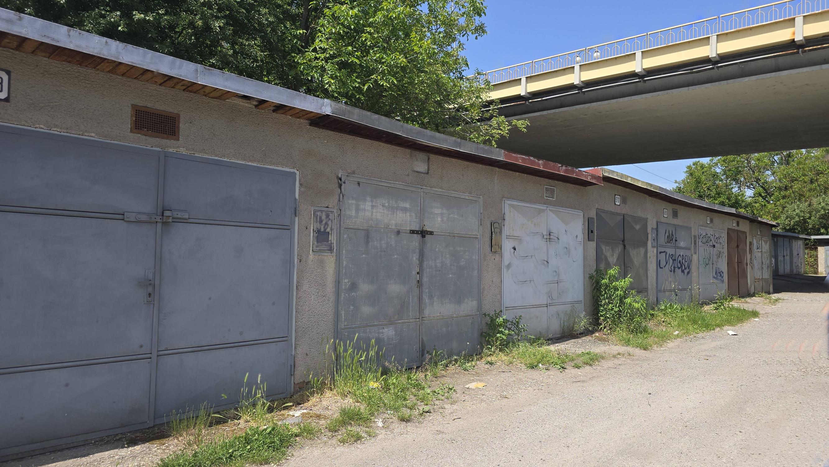 NA PREDAJ MUROVANÁ GARÁŽ 18 m² VO ZVOLENE – ELEKTRINA, VLASTNÝ POZEMOK, VÝBORNÁ LOKALITA