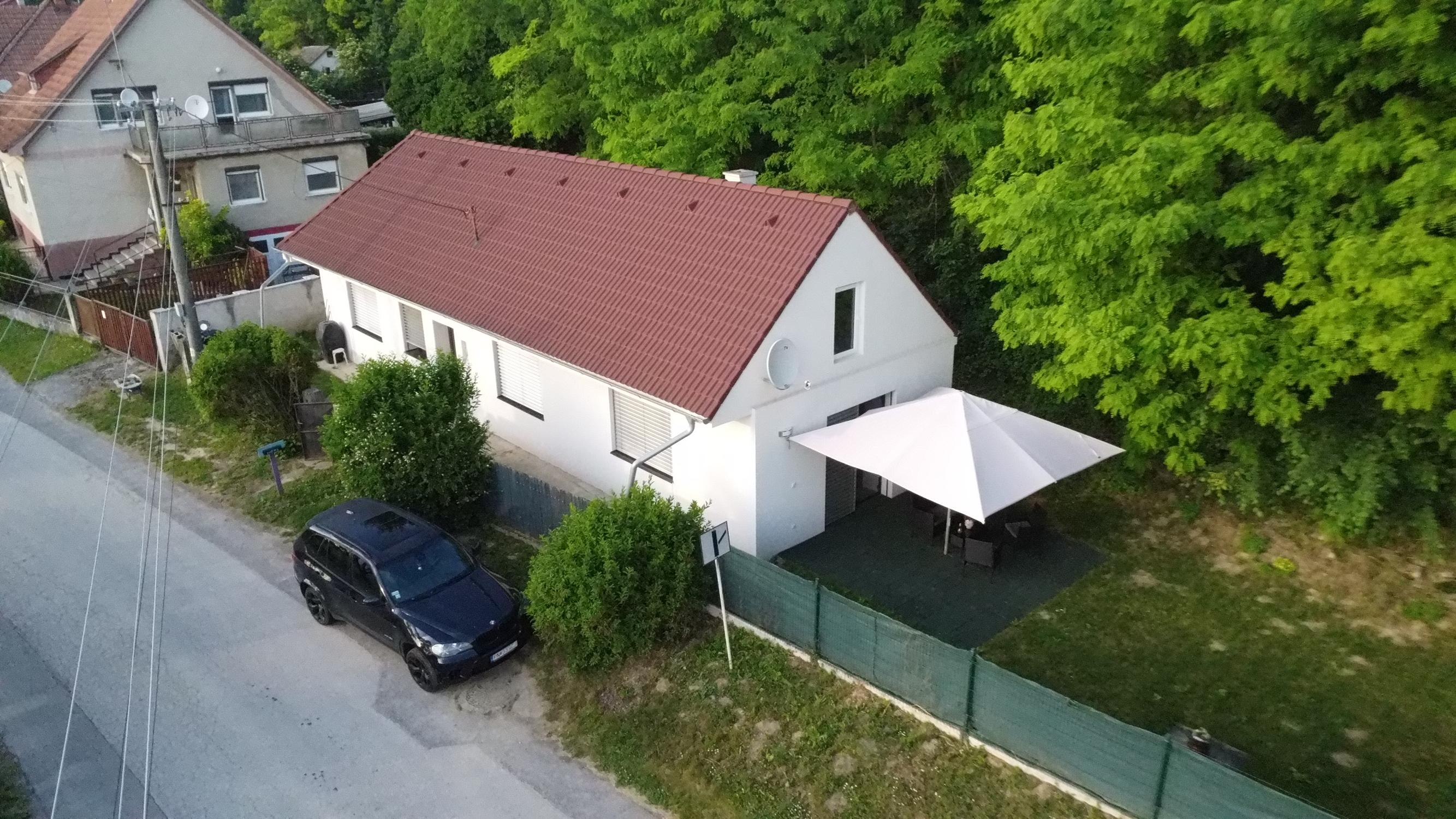 KOMPLETNE ZARIADENÝ ZREKONŠTRUOVANÝ RODINNÝ DOM S VLASTNÝM KÚSKOM LESA – LÚKA, okr. Nové Mesto n/V