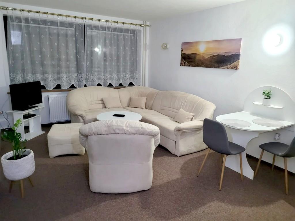 Prenájom 2 izbový byt s parkovaním Pod Párovcami, Piešťany.