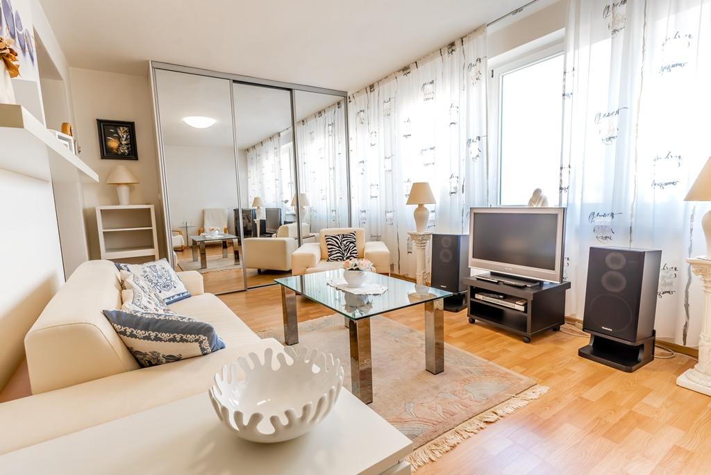 Na prenájom priestranný 3-izbový byt s lodžiou, 101 m², nádherný výhľad na Bratislavu,Zadunajská cesta, Petržalka, od 10/2026