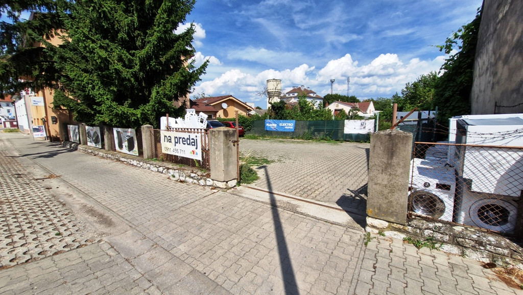 ** EXKLUZÍVNE ** Na predaj stavebný pozemok o výmere 678 m2 - ul. Piešťanská - Nové Mesto n/V