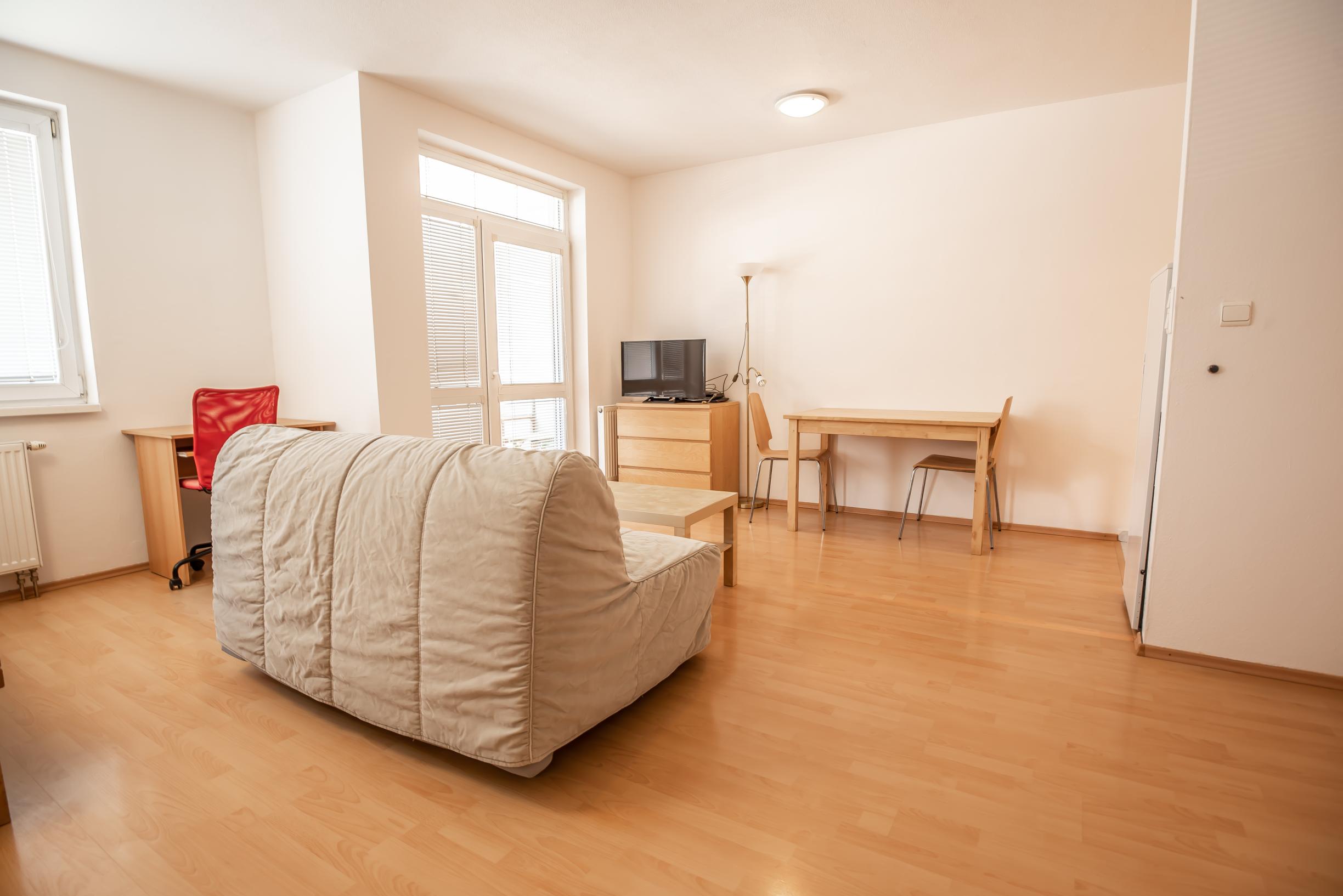 Na prenájom krásny a veľký 1-izbový byt s balkónom, 48 m², Agátová ul. Dúbravka, voľný ihneď