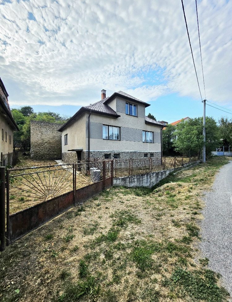 Rodinný dom s krásnym pozemkom v obci Kšinná /POZEMOK 831 m2