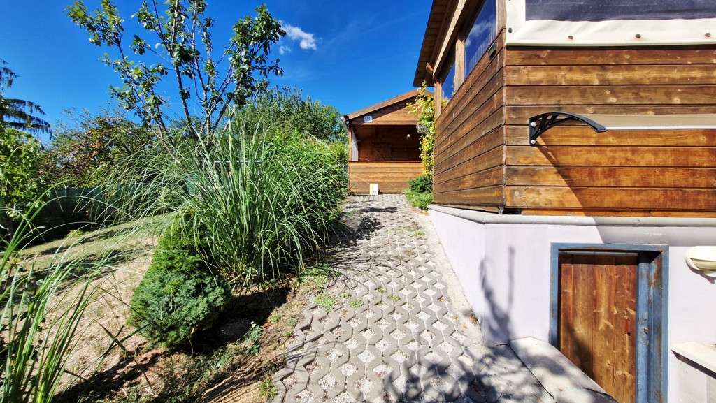 ** Na predaj záhradná chata s príslušenstvom, pozemkom 402 m² a krásnym výhľadom – Nové Mesto n/V **
