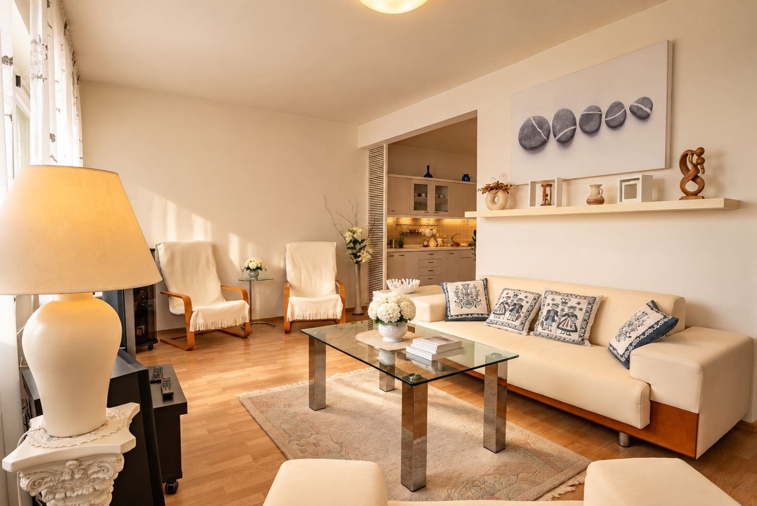 Na prenájom priestranný 3-izbový byt s lodžiou, 101 m², nádherný výhľad na Bratislavu,Zadunajská cesta, Petržalka, od 10/2026
