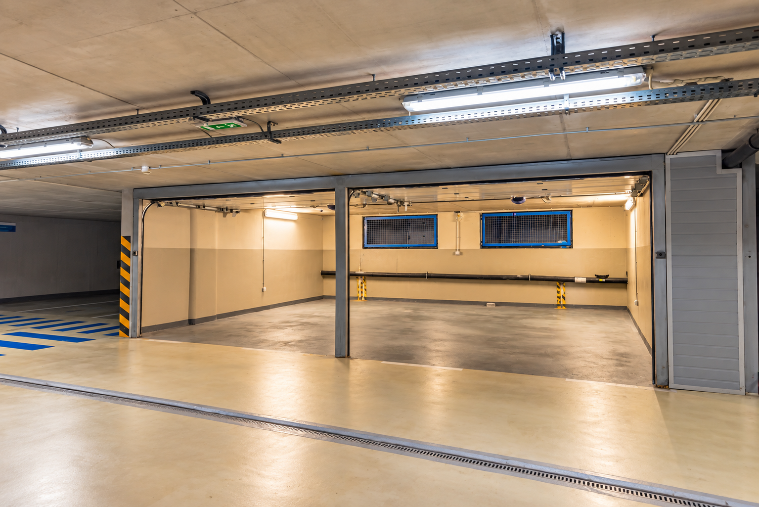 Na prenájom 2-garáž, 42 m², v garážovom dome, BA - Staré Mesto - centrum, Cintorínska ul., ihneď voľná
