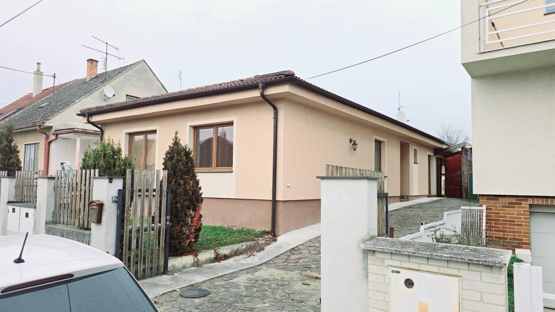 PRENÁJOM 4 IZBOVÝ RODINNÝ DOM - BUNGALOV, MORAVANY N/V