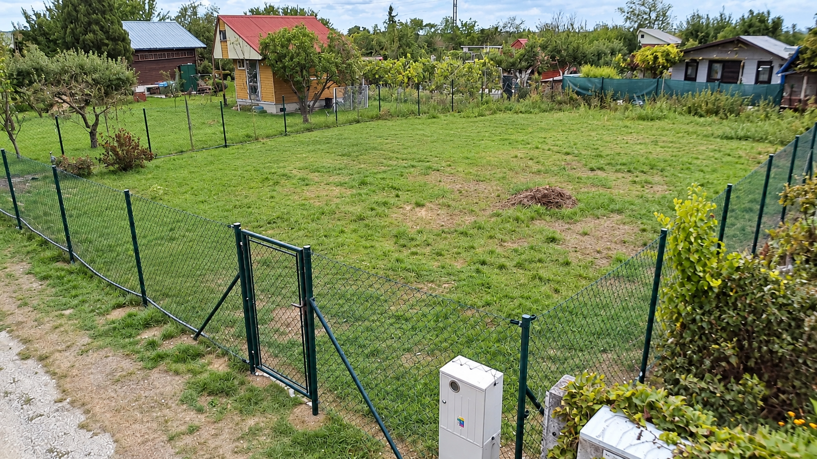 Predaj pozemku 401 m² v záhradkárskej oblasti – Drahovce Hať, Siete: Elektrina, voda, žumpa