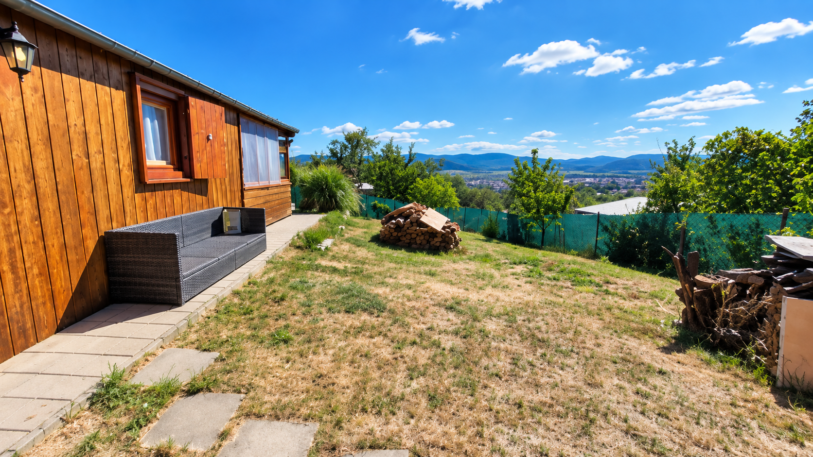 ** Na predaj záhradná chata s príslušenstvom, pozemkom 402 m² a krásnym výhľadom – Nové Mesto n/V **