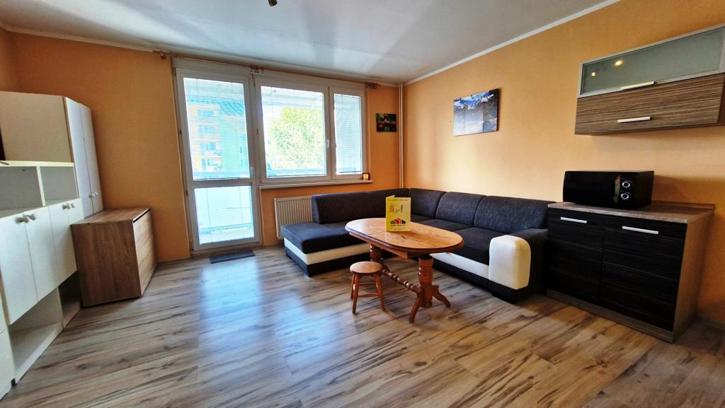 ** Na predaj priestranná garsónka 34 m² s veľkým balkónom 4,5 m² - Nové Mesto nad Váhom **