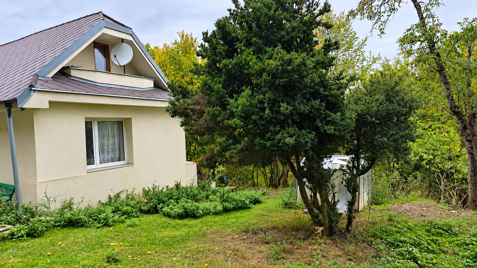 JEDINEČNÁ NEHNUTEĽNOSŤ POD HRADOM TEMATÍN – RODINNÝ DOM S POZEMKAMI O VÝMERE 13 046 m²